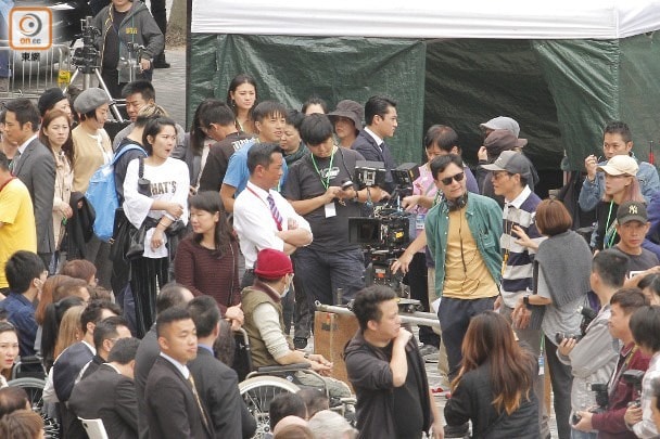 Giữa tin đồn TVB sa thải cả nghìn nhân viên, Cổ Thiên Lạc về Hong Kong quay phim, Trịnh Gia Dĩnh đẩy xe lăn giúp Huỳnh Tông Trạch 1