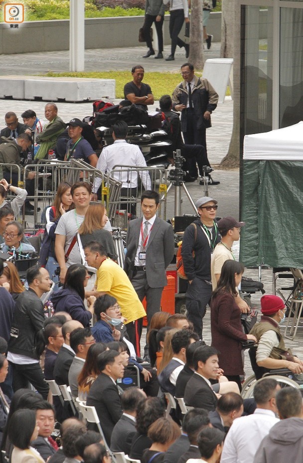 Giữa tin đồn TVB sa thải cả nghìn nhân viên, Cổ Thiên Lạc về Hong Kong quay phim, Trịnh Gia Dĩnh đẩy xe lăn giúp Huỳnh Tông Trạch 2
