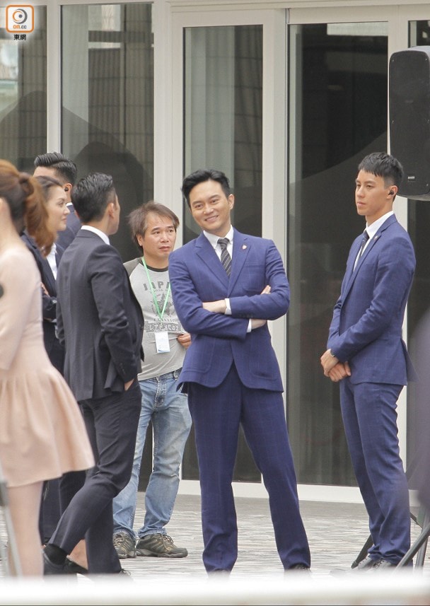 Giữa tin đồn TVB sa thải cả nghìn nhân viên, Cổ Thiên Lạc về Hong Kong quay phim, Trịnh Gia Dĩnh đẩy xe lăn giúp Huỳnh Tông Trạch 4