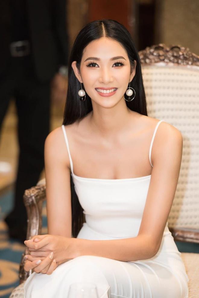 Á hậu Hoàng Thuỳ 3