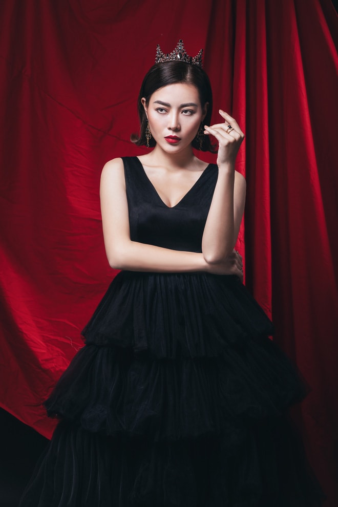 Thanh Hương cắt tóc ngắn, đeo vương miện đen bí ẩn trong loạt ảnh mới 7