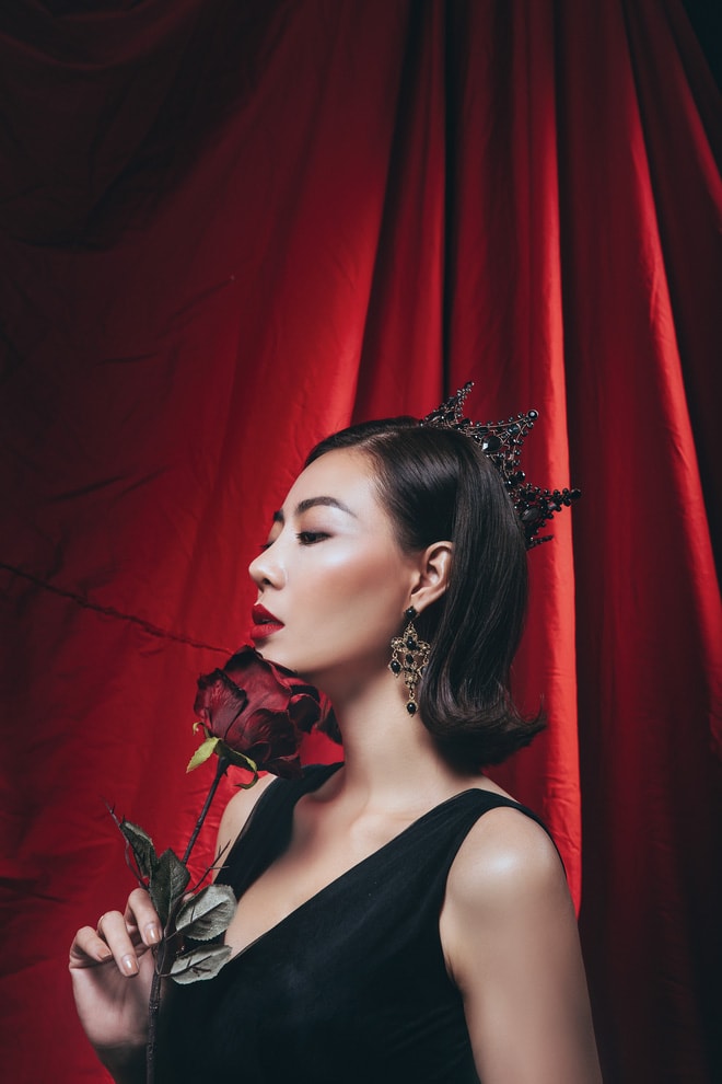 Thanh Hương cắt tóc ngắn, đeo vương miện đen bí ẩn trong loạt ảnh mới 3