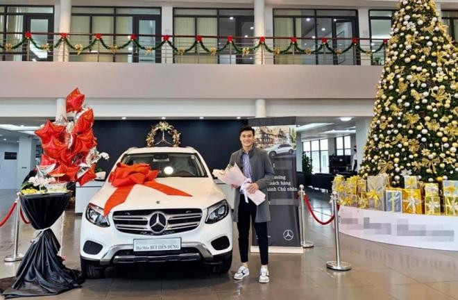 Rời Hà Nội FC, thủ môn Bùi Tiến Dũng khoe nhận xế hộp mới Mercedes-Benz gần 2 tỷ 0 Rời Hà Nội FC, thủ môn Bùi Tiến Dũng khoe nhận xế hộp mới Mercedes-Benz gần 2 tỷ 0