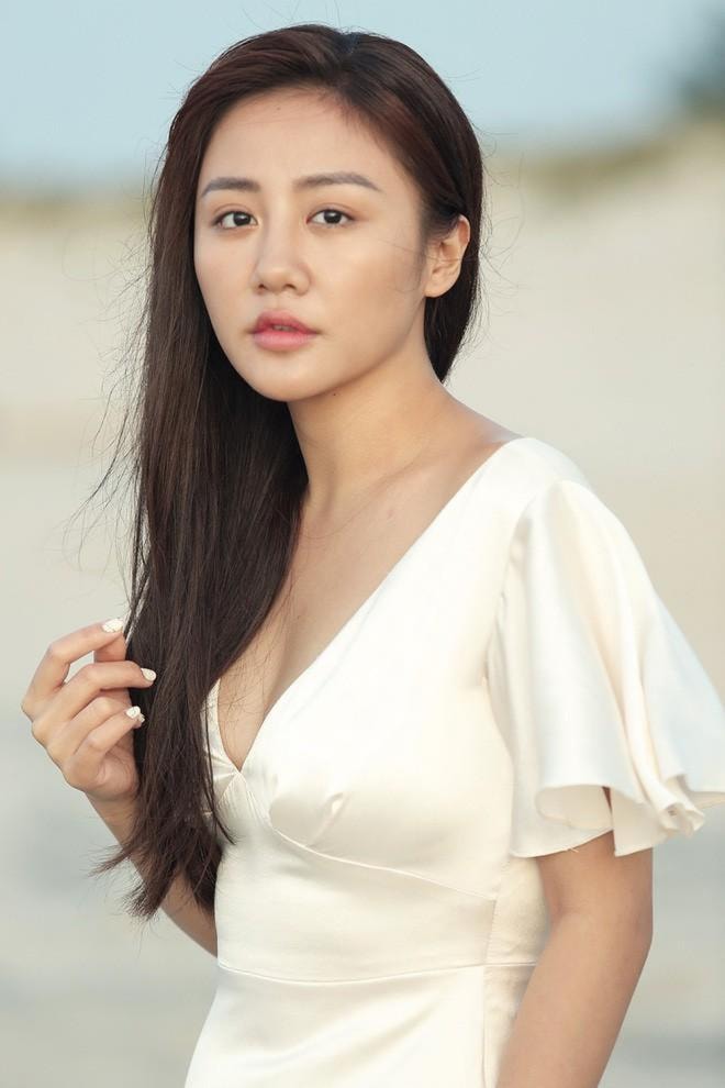 1577520792-391-van-mai-huong-3-1577517455-width1000height150020191228161303-ngoisao.vn-w1000-h1500 0