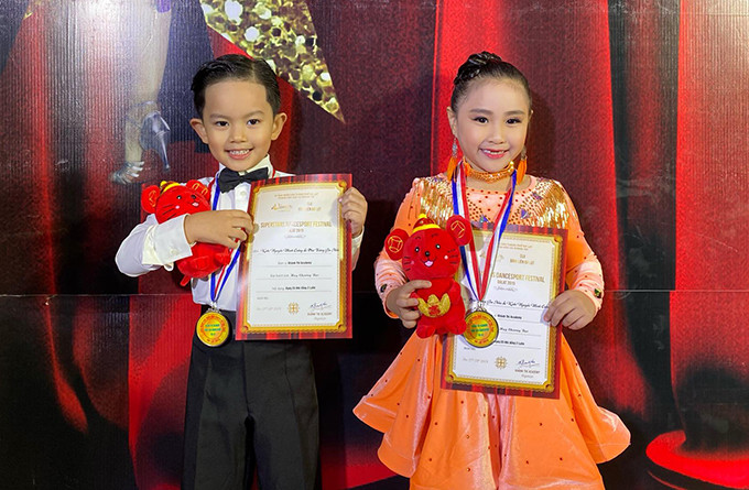 Con trai 4 tuổi của Khánh Thi đoạt giải dance sport