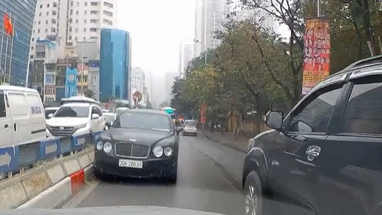 Xử phạt tài xế lái siêu xe Bentley chạy ngược chiều trên phố Hà Nội