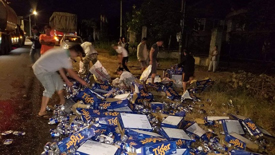 Người dân giúp tài xế thu gom hơn 500 thùng bia đổ xuống đường