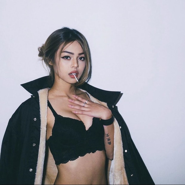 Hot girl môi tều sinh con  1