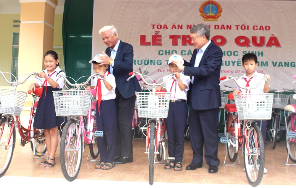 Chánh án TANDTC Nguyễn Hòa Bình trao tặng xe đạp cho học sinh nghèo ở Phú Yên