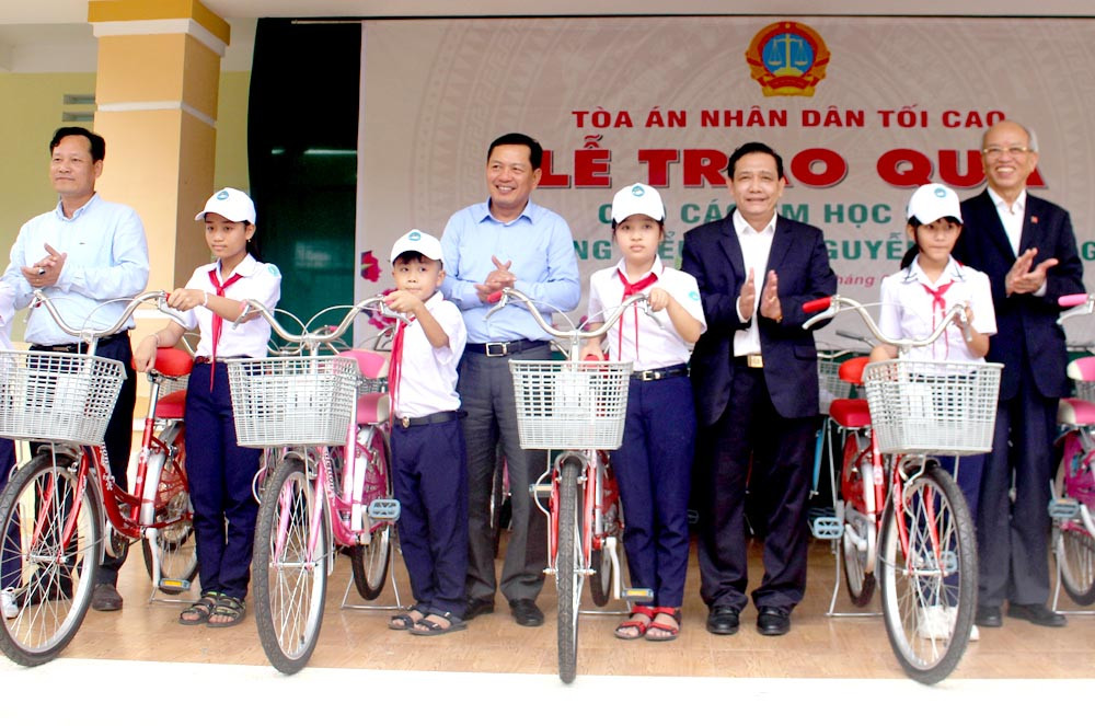 Chánh án TANDTC Nguyễn Hòa Bình trao tặng xe đạp cho học sinh nghèo ở Phú Yên