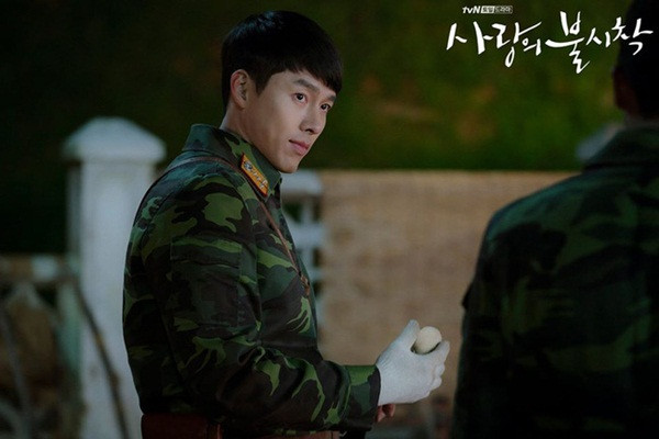 Tạm hoãn phim, 'Hạ cánh nơi anh' an ủi người hâm mộ bằng bộ ảnh Hyun Bin mặc quân phục siêu xịn và 'chất như nước cất'  1