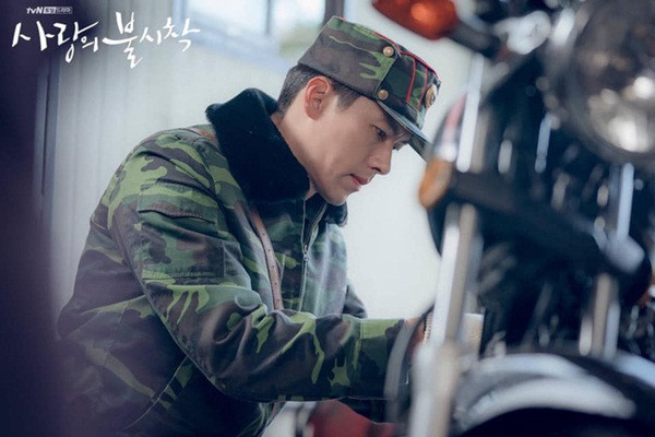 Tạm hoãn phim, 'Hạ cánh nơi anh' an ủi người hâm mộ bằng bộ ảnh Hyun Bin mặc quân phục siêu xịn và 'chất như nước cất'  3