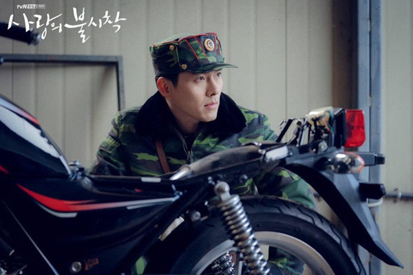 Tạm hoãn phim, 'Hạ cánh nơi anh' an ủi người hâm mộ bằng bộ ảnh Hyun Bin mặc quân phục siêu xịn và 'chất như nước cất'  4
