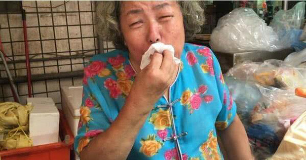 Mẹ Minh Đạo ngất xỉu, liên tục khóc khi nghe cảnh sát tiết lộ về cách thức dã man mà con trai dùng để sát hại vợ và con 10 tuổi 4