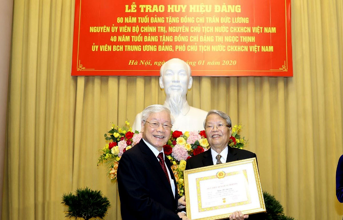 Tổng Bí thư, Chủ tịch nước trao Huy hiệu Đảng cho đồng chí Trần Đức Lương và Đặng Thị Ngọc Thịnh
