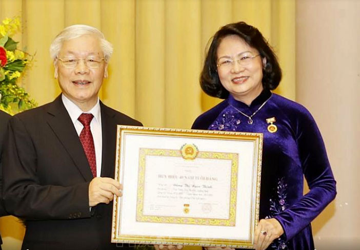 Tổng Bí thư, Chủ tịch nước trao Huy hiệu Đảng cho đồng chí Trần Đức Lương và Đặng Thị Ngọc Thịnh