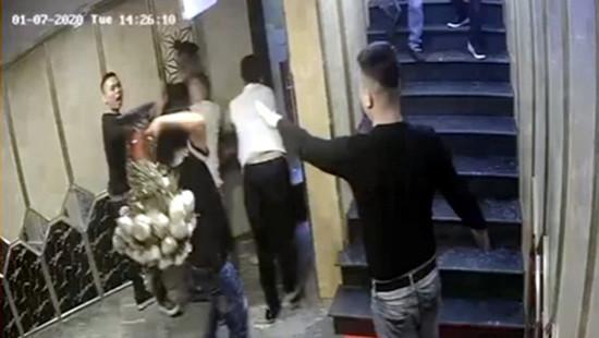 Nhóm nam thanh niên đập phá quán karaoke, đánh người trọng thương 