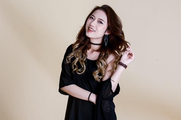 Hoàng Thu Trang cắt tóc 0