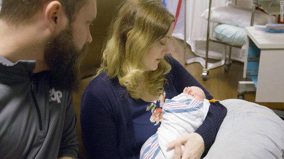 Em bé thứ 2 ở Mỹ được chào đời từ người mẹ cấy ghép tử cung