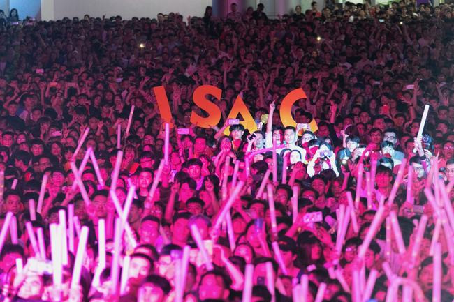 Fans hâm mộ ‘đồn thổi’ về sản phẩm âm nhạc mới của Isaac và Amee