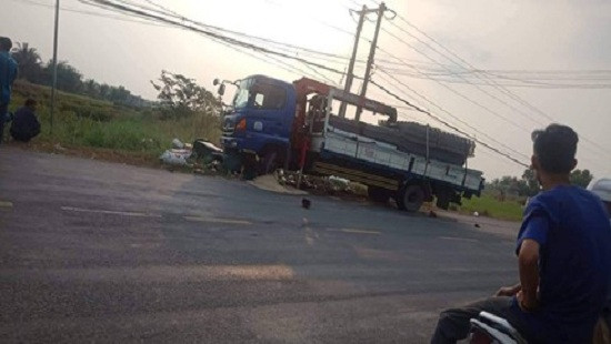 Bị xe tải cẩu tông trúng, 2 nữ sinh thiệt mạng