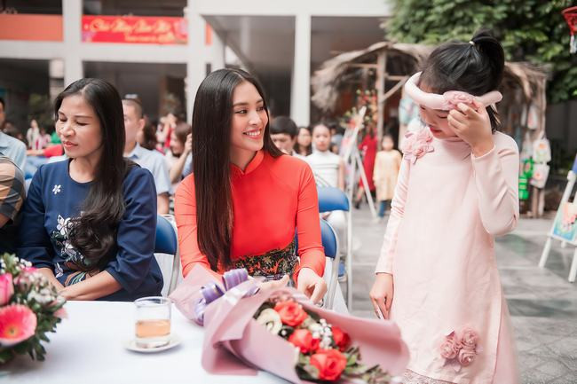 Hoa hậu Tiểu Vy, Á hậu Thuý An giản dị gói bánh chưng tặng trẻ em nghèo