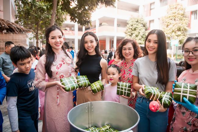 Hoa hậu Tiểu Vy, Á hậu Thuý An giản dị gói bánh chưng tặng trẻ em nghèo