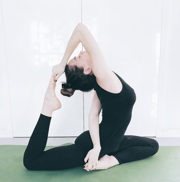 Sao nữ showbiz Việt khoe dáng gợi cảm khi tập yoga 14