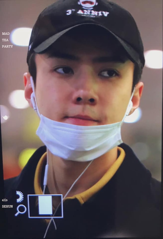 Sehun - Chanyeol (EXO) bị rừng fans 'bóp nghẹt' ở sân bay Nội Bài khi đến Việt Nam 1
