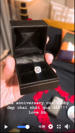 Lê Thúy được ông xã Việt kiều tặng nhẫn kim cương 'khủng' nhân kỷ niệm 5 năm ngày cưới 2