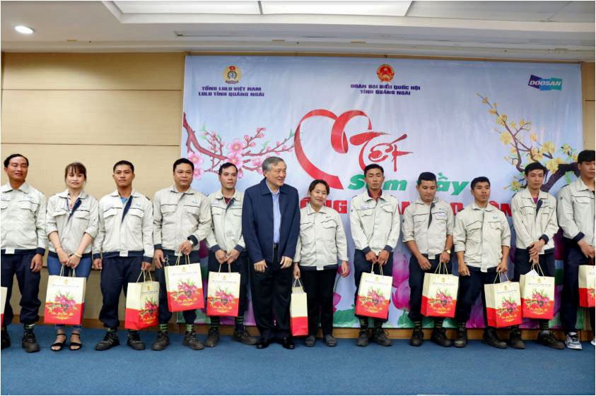 Chánh án TANDTC Nguyễn Hòa Bình thăm và tặng quà cho các gia đình khó khăn tại Quảng Ngãi
