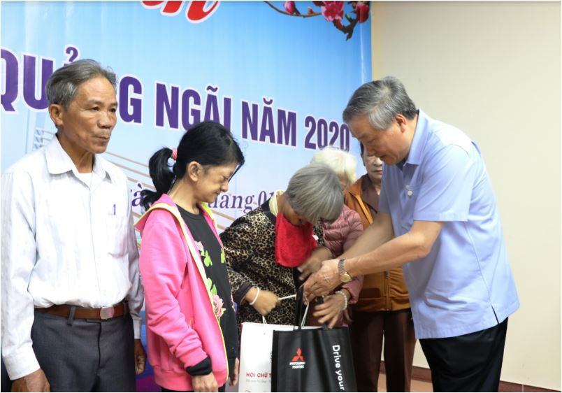 Chánh án TANDTC Nguyễn Hòa Bình thăm và tặng quà cho các gia đình khó khăn tại Quảng Ngãi