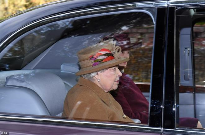 Nữ hoàng Anh họp gia đình, xuất hiện với vẻ mệt mỏi, lộ dấu hiệu bất thường cho thấy bà bị suy sụp như thế nào 1