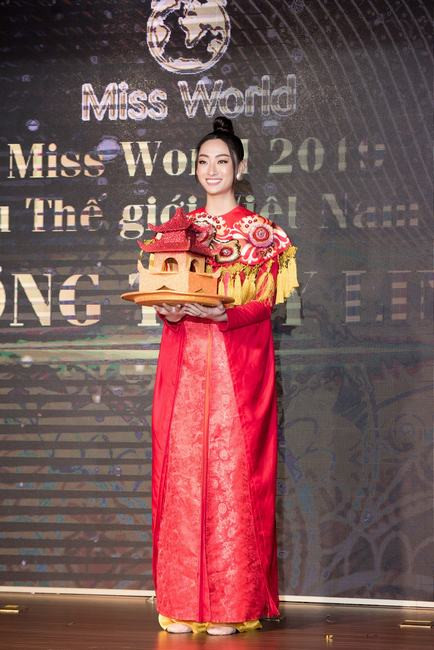 Hoa hậu Mai Phương Thúy chơi trội với bao lì xì “siêu khổng lồ”