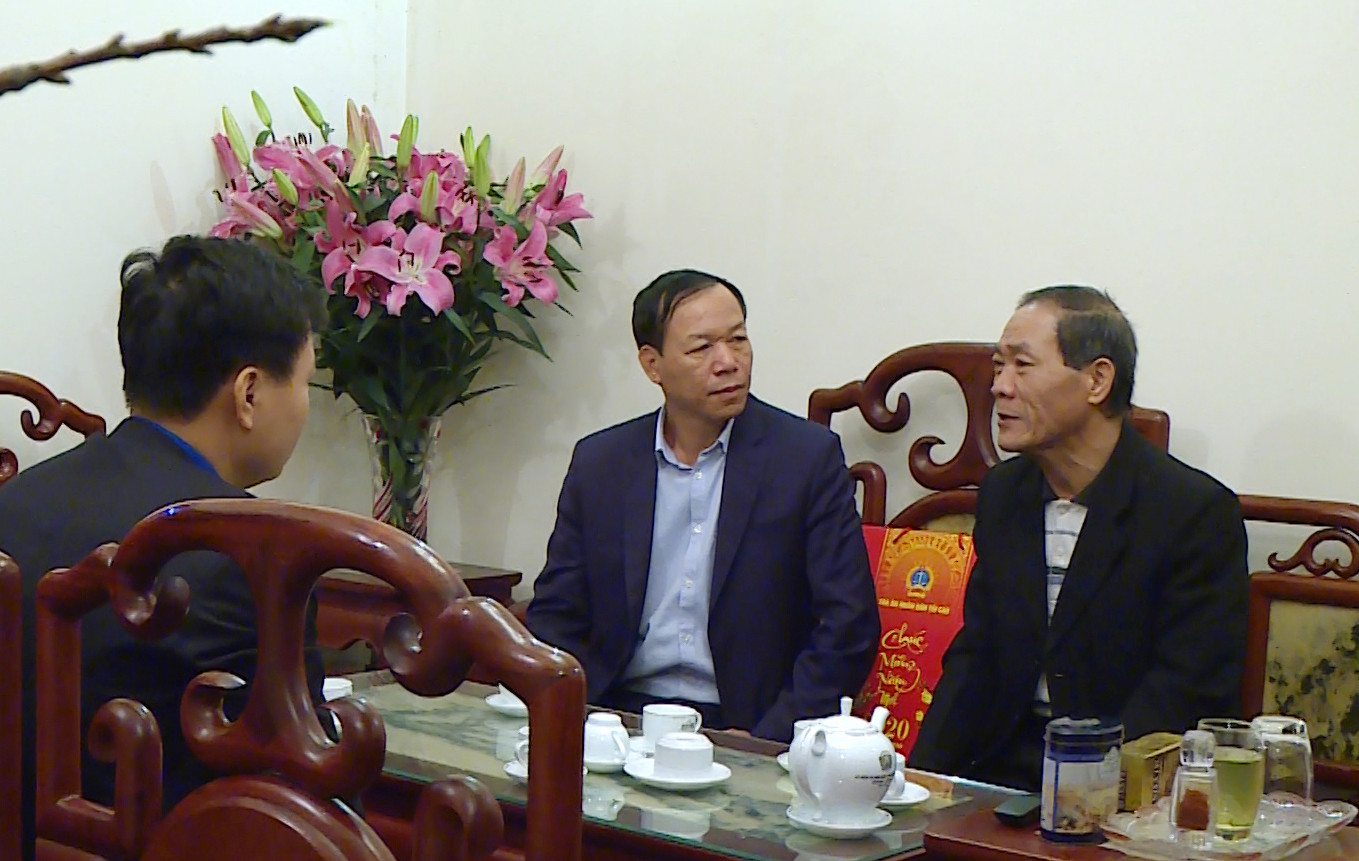 Phó Chánh án TANDTC Nguyễn Trí Tuệ chúc Tết gia đình các nguyên lãnh đạo TANDTC