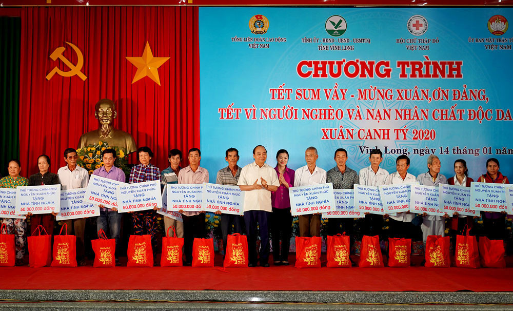 Thủ tướng dự chương trình “Tết sum vầy”, trao tặng 100 ngôi nhà cho người nghèo tỉnh Vĩnh Long