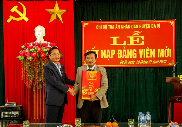  Báo Công lý tặng quà Tết cho gia đình chính sách, người có công tại Ba Vì, Hà Nội