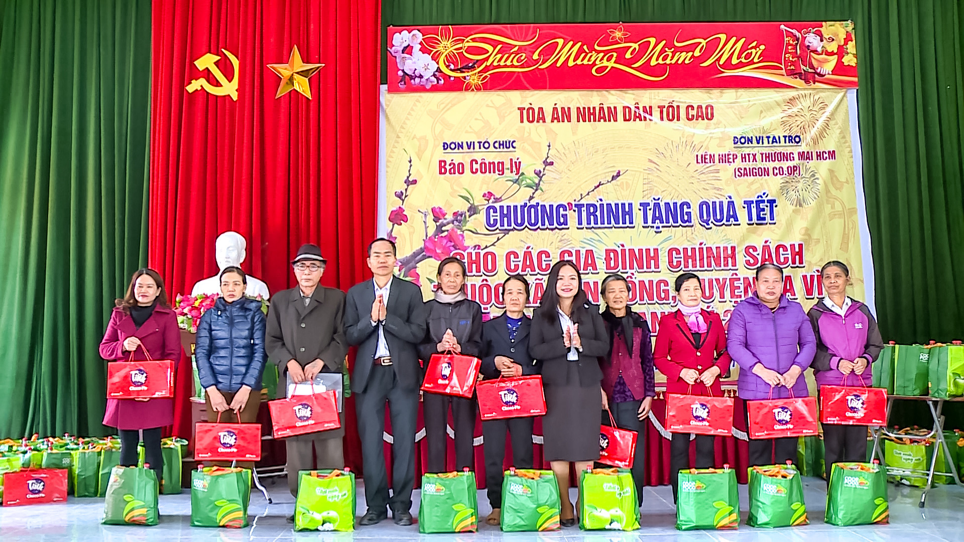  Báo Công lý tặng quà Tết cho gia đình chính sách, người có công tại Ba Vì, Hà Nội