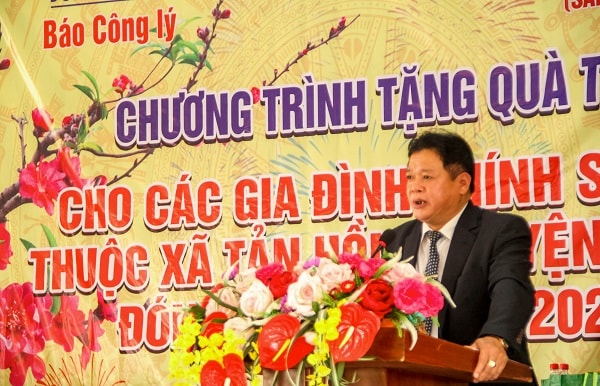  Báo Công lý tặng quà Tết cho gia đình chính sách, người có công tại Ba Vì, Hà Nội