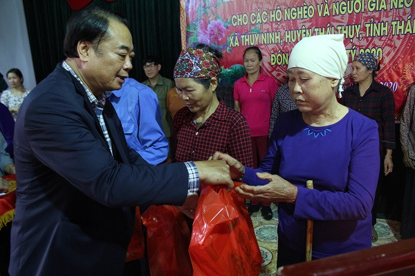 Thẩm phán TANDTC Bùi Ngọc Hòa tặng quà Tết cho các hộ nghèo và người già neo đơn tại Nam Định và Thái Bình