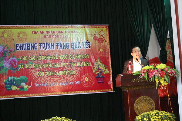 Thẩm phán TANDTC Bùi Ngọc Hòa tặng quà Tết cho các hộ nghèo và người già neo đơn tại Nam Định và Thái Bình