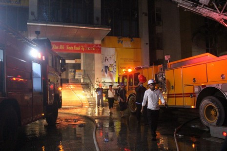 Nhiều người thương vong trong vụ cháy tòa nhà cao tầng ở Thanh Hóa