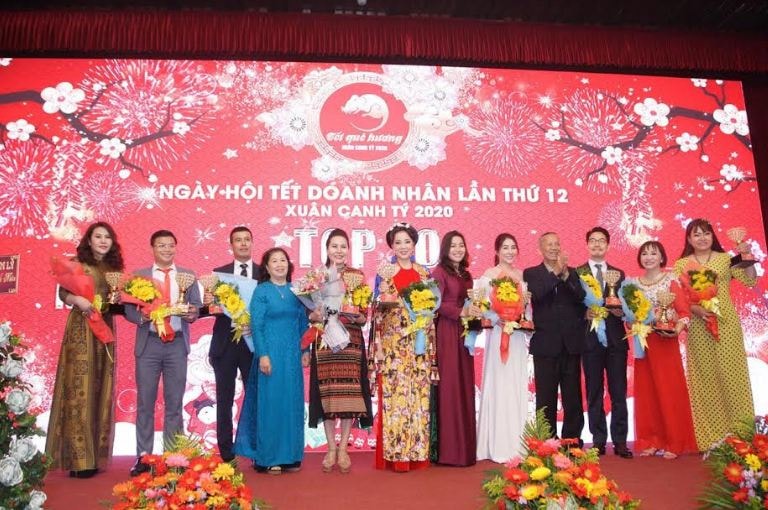 Nữ hoàng doanh nhân Kim Chi gây ấn tượng với chiếc áo dài cách tân thổ cẩm