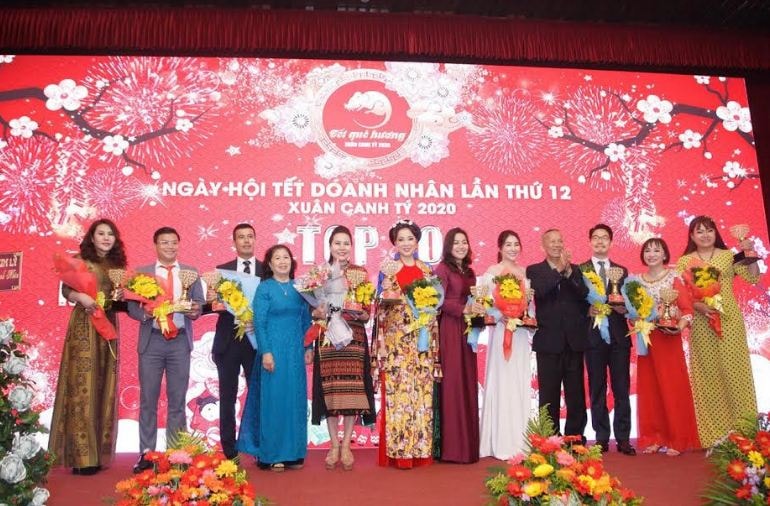 Nữ hoàng doanh nhân Kim Chi gây ấn tượng với chiếc áo dài cách tân thổ cẩm