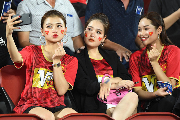 'Bạn gái tin đồn' có mặt trên khán đài cổ vũ Quang Hải và U23 Việt Nam trận gặp Triều Tiên 1