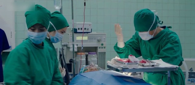 Nhặt sạn 'Hạ cánh nơi anh': Chị đẹp Son Ye Jin tắm từ sáng đến tối mà vẫn chưa xong, Huyn Bin đè lên vết thương vì ham ngủ chung với crush 0