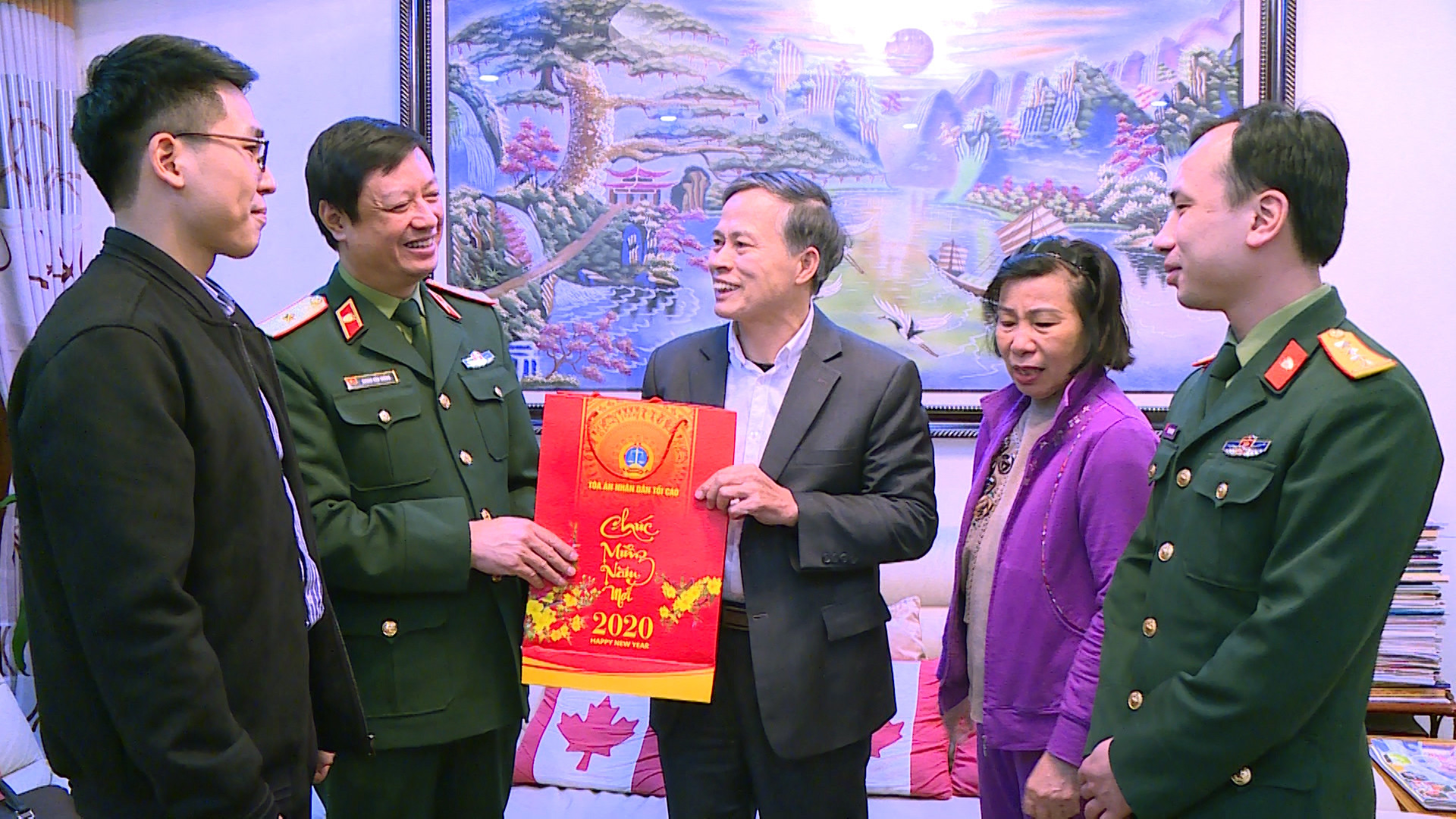 Thiếu tướng Dương Văn Thăng chúc Tết gia đình các đồng chí nguyên lãnh đạo TANDTC