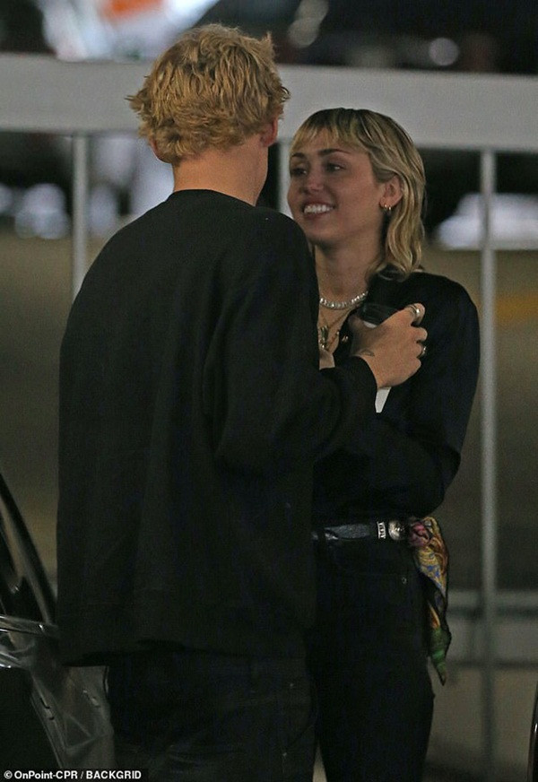 Chồng cũ Liam vừa lộ ảnh tình tứ với bồ trẻ, Miley Cyrus cũng công khai ôm hôn bạn trai nhiệt tình 0