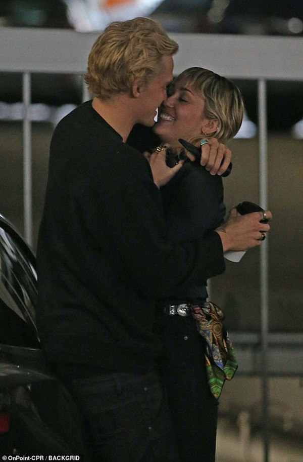 Chồng cũ Liam vừa lộ ảnh tình tứ với bồ trẻ, Miley Cyrus cũng công khai ôm hôn bạn trai nhiệt tình 1