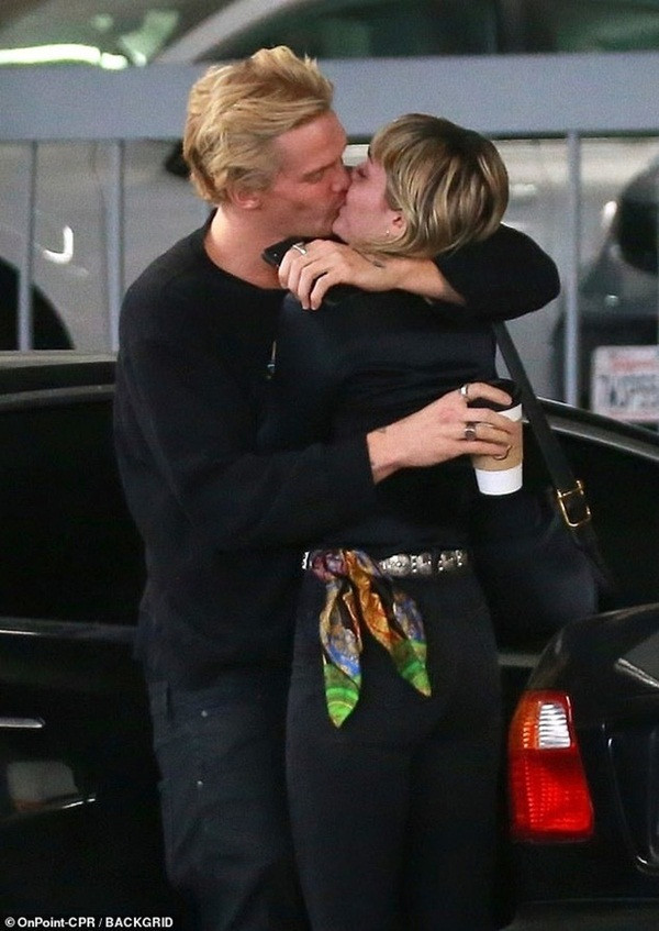 Chồng cũ Liam vừa lộ ảnh tình tứ với bồ trẻ, Miley Cyrus cũng công khai ôm hôn bạn trai nhiệt tình 2